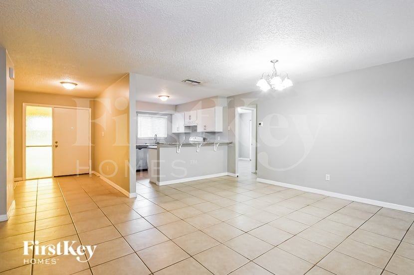 10803 Waterford Ct - Photo 5 of 17