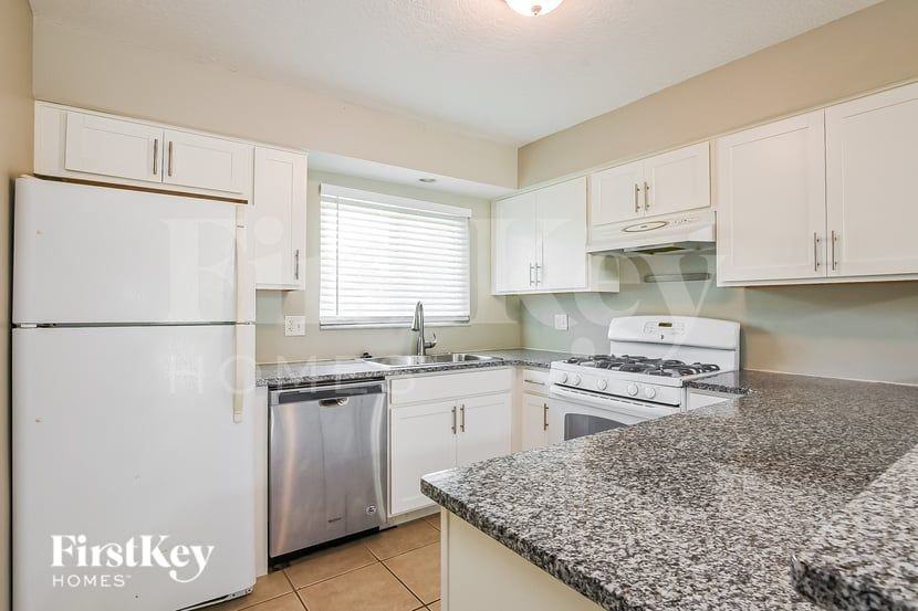 10803 Waterford Ct - Photo 6 of 17