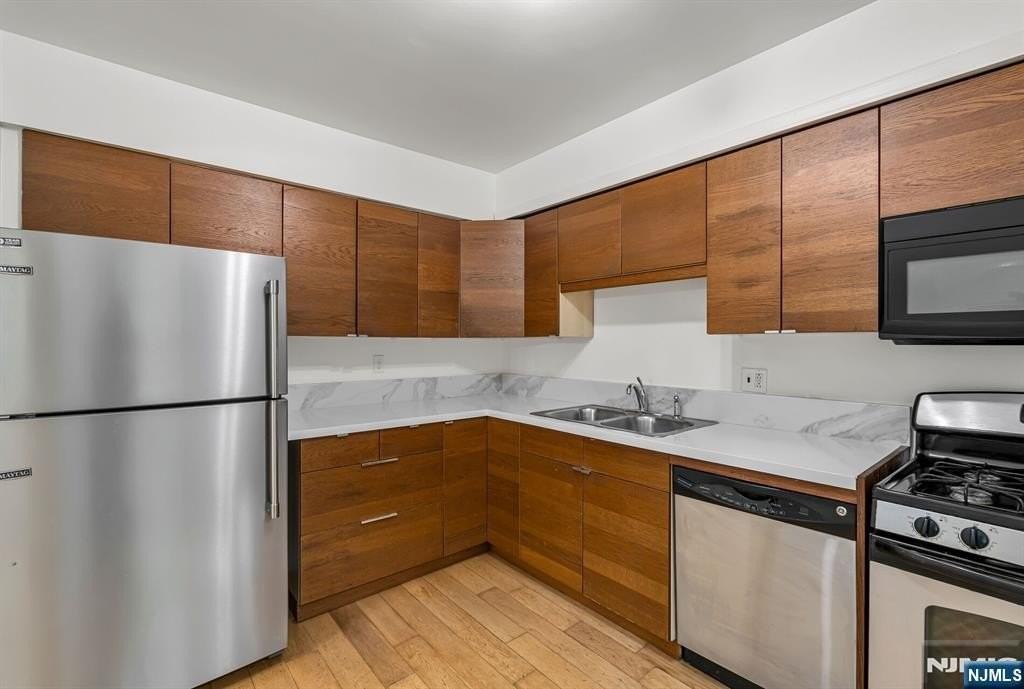 13 Briarwood Ct #E - Photo 2 of 18