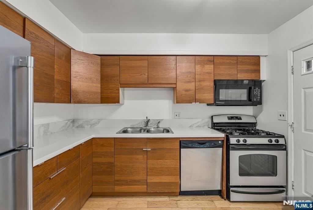 13 Briarwood Ct #E - Photo 3 of 18