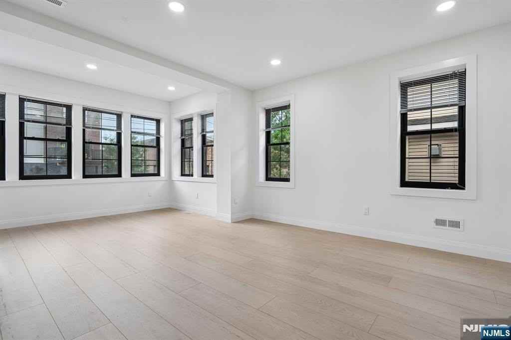 423 Aurora Ave #1 - Photo 4 of 25