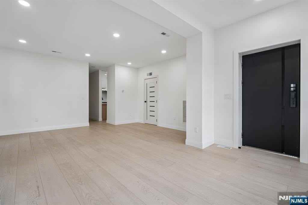 423 Aurora Ave #1 - Photo 5 of 25