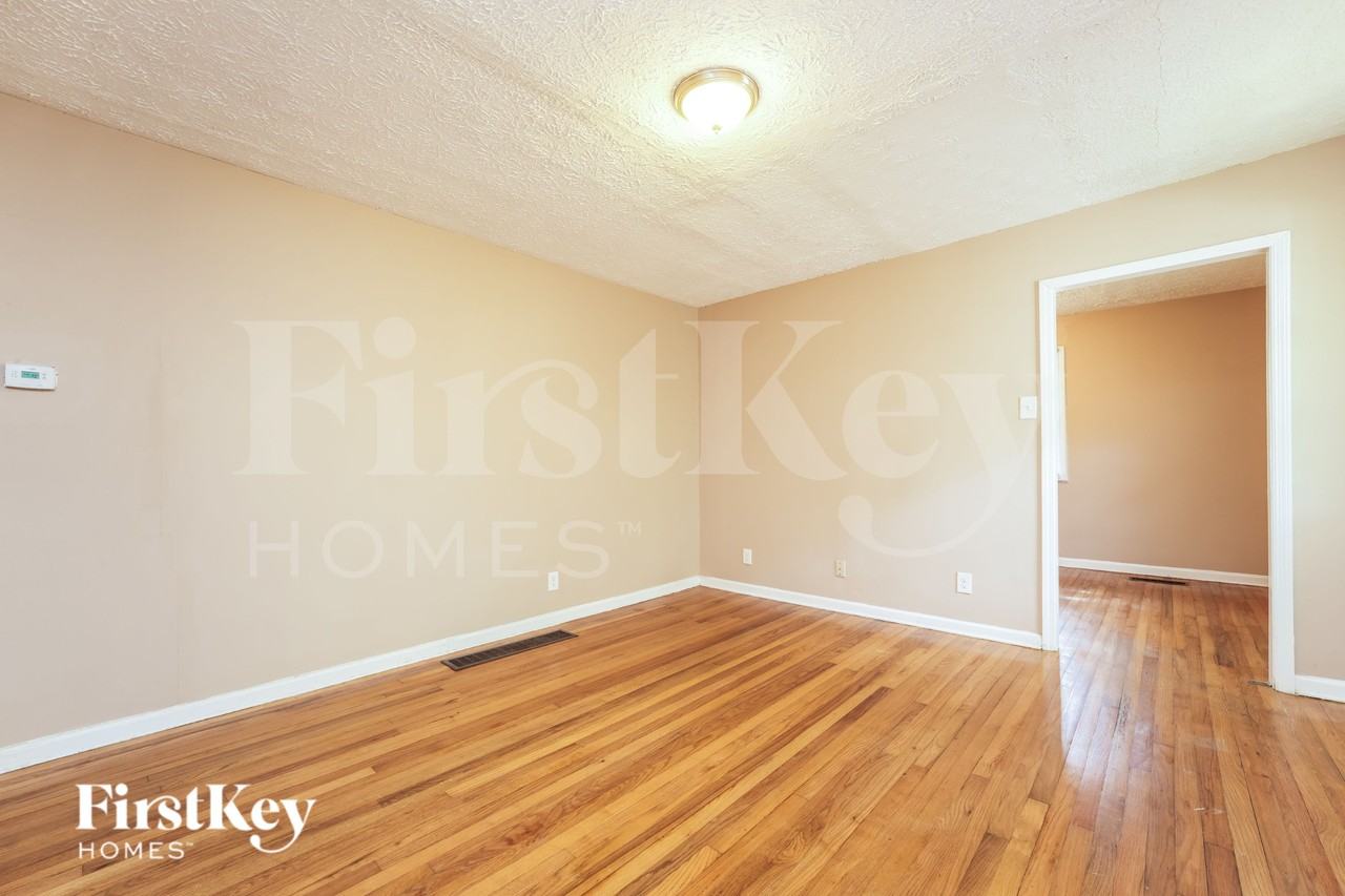 2616 Oak St - Photo 3 of 16