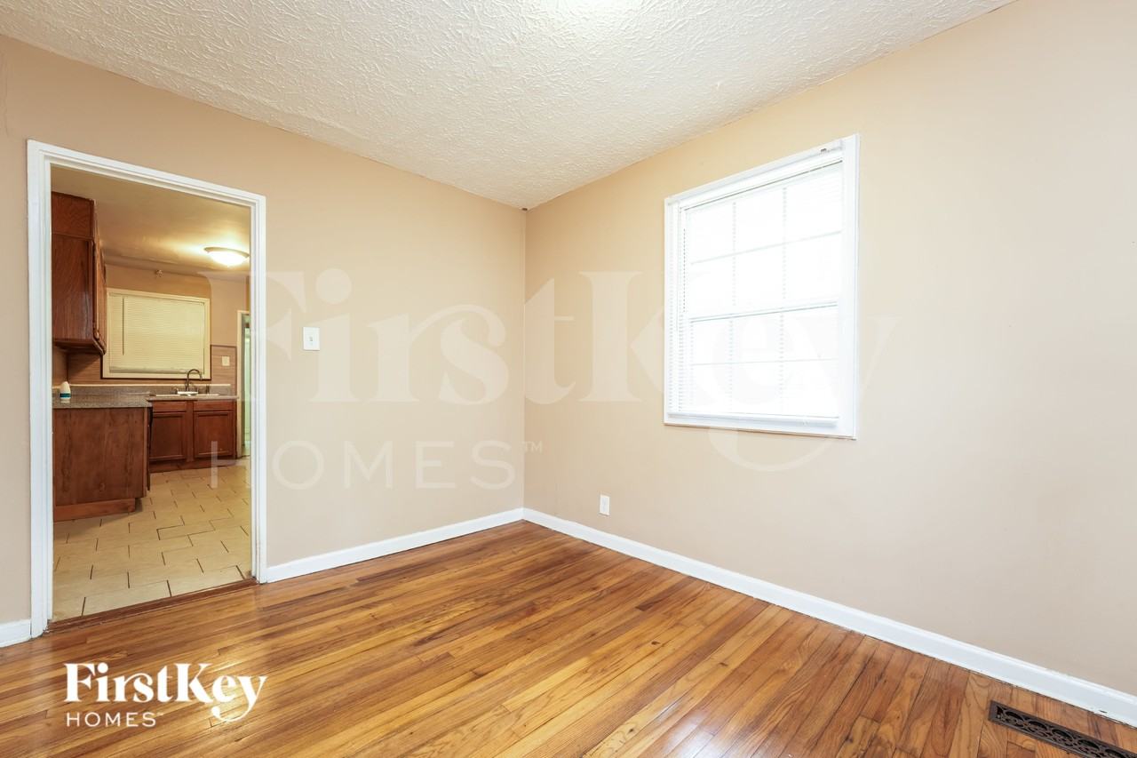 2616 Oak St - Photo 4 of 16