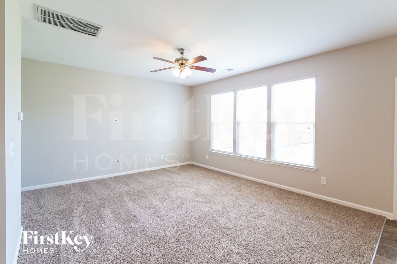 543 Crossland Dr - Photo 3 of 15