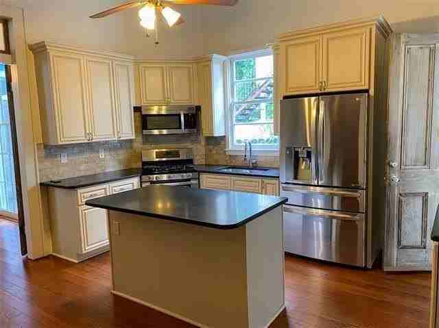 1212 General Pershing St - Photo 6 of 19