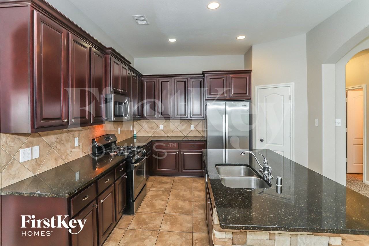 6823 Hunters Way Ln - Photo 6 of 16