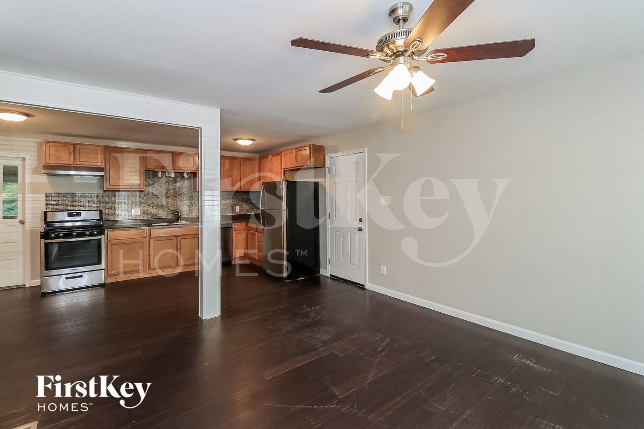 2296 Lakewood Dr Nw - Photo 4 of 15