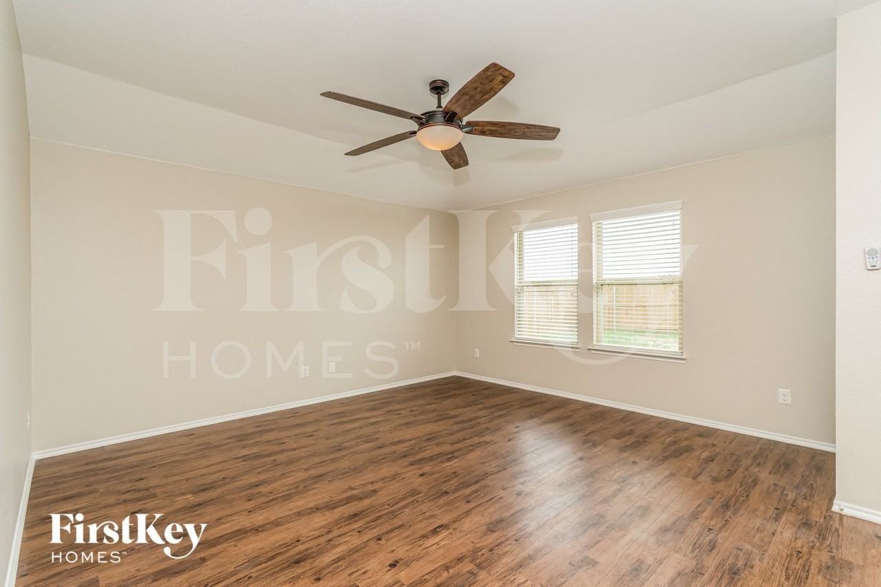 313 Plum Dr - Photo 2 of 16