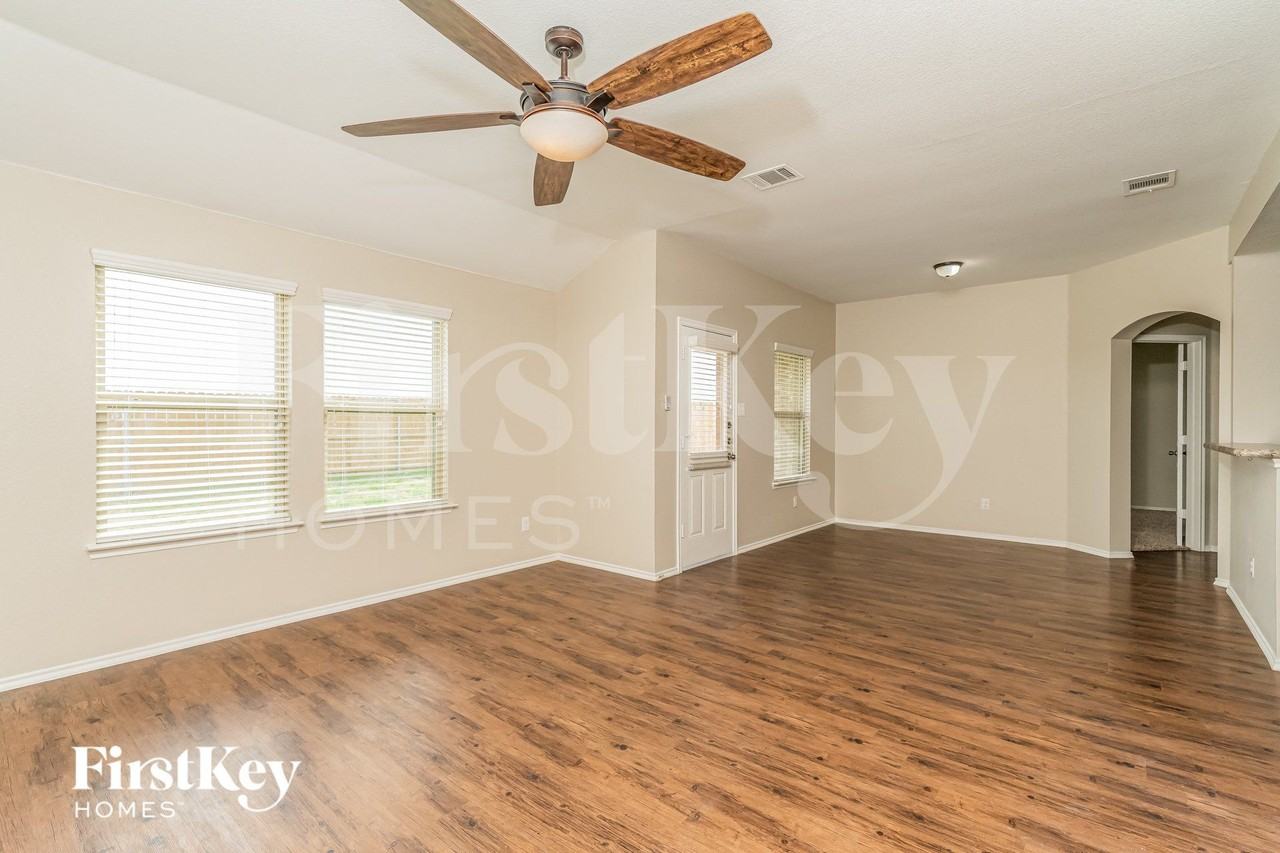 313 Plum Dr - Photo 3 of 16