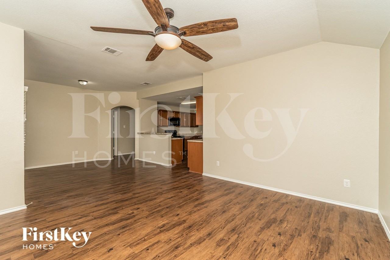 313 Plum Dr - Photo 4 of 16