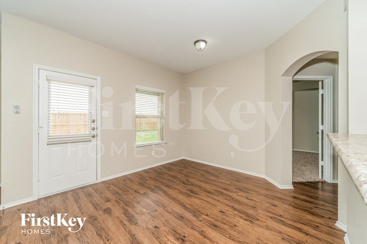 313 Plum Dr - Photo 5 of 16
