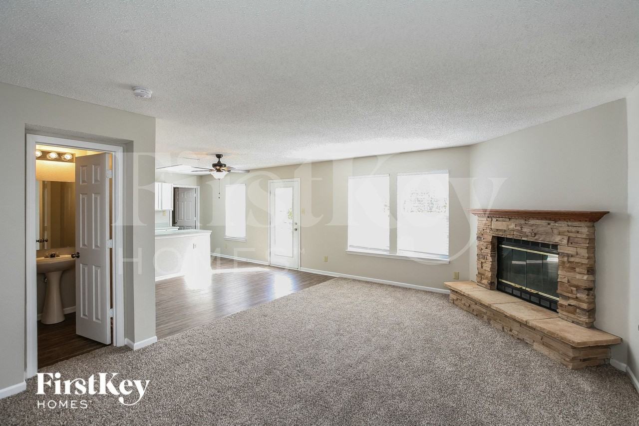 9197 Huntleigh Cir - Photo 5 of 17