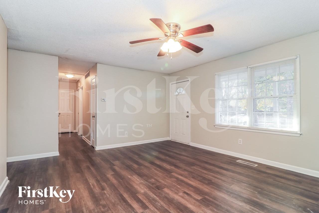 592 Valerie Cir - Photo 4 of 15