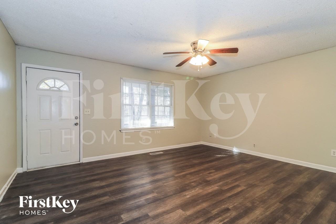 592 Valerie Cir - Photo 5 of 15