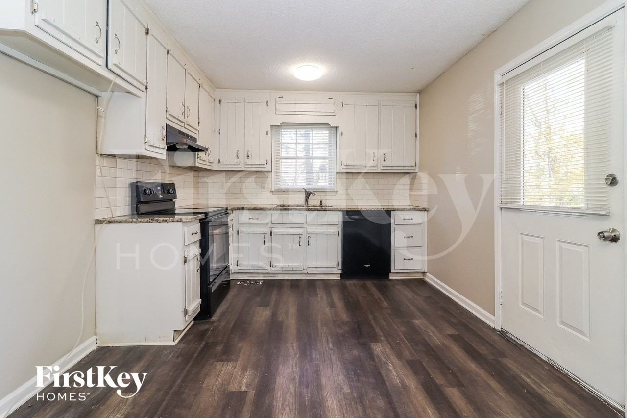 592 Valerie Cir - Photo 7 of 15