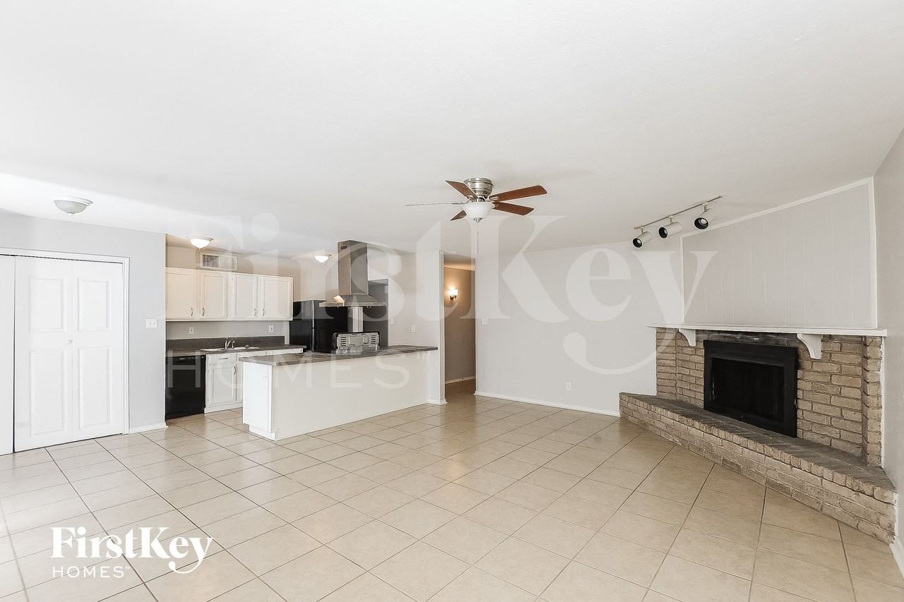 7851 Hollyberry Ct - Photo 3 of 15