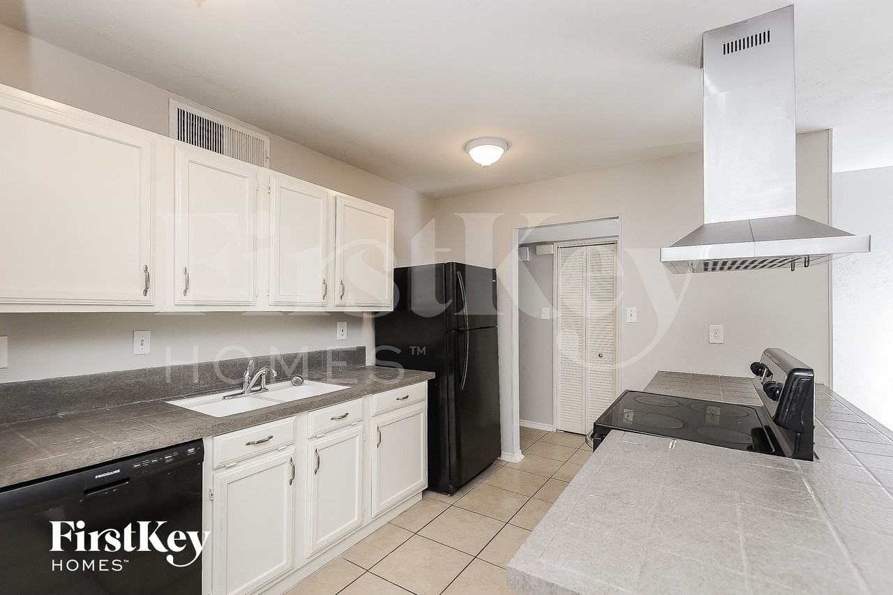 7851 Hollyberry Ct - Photo 5 of 15