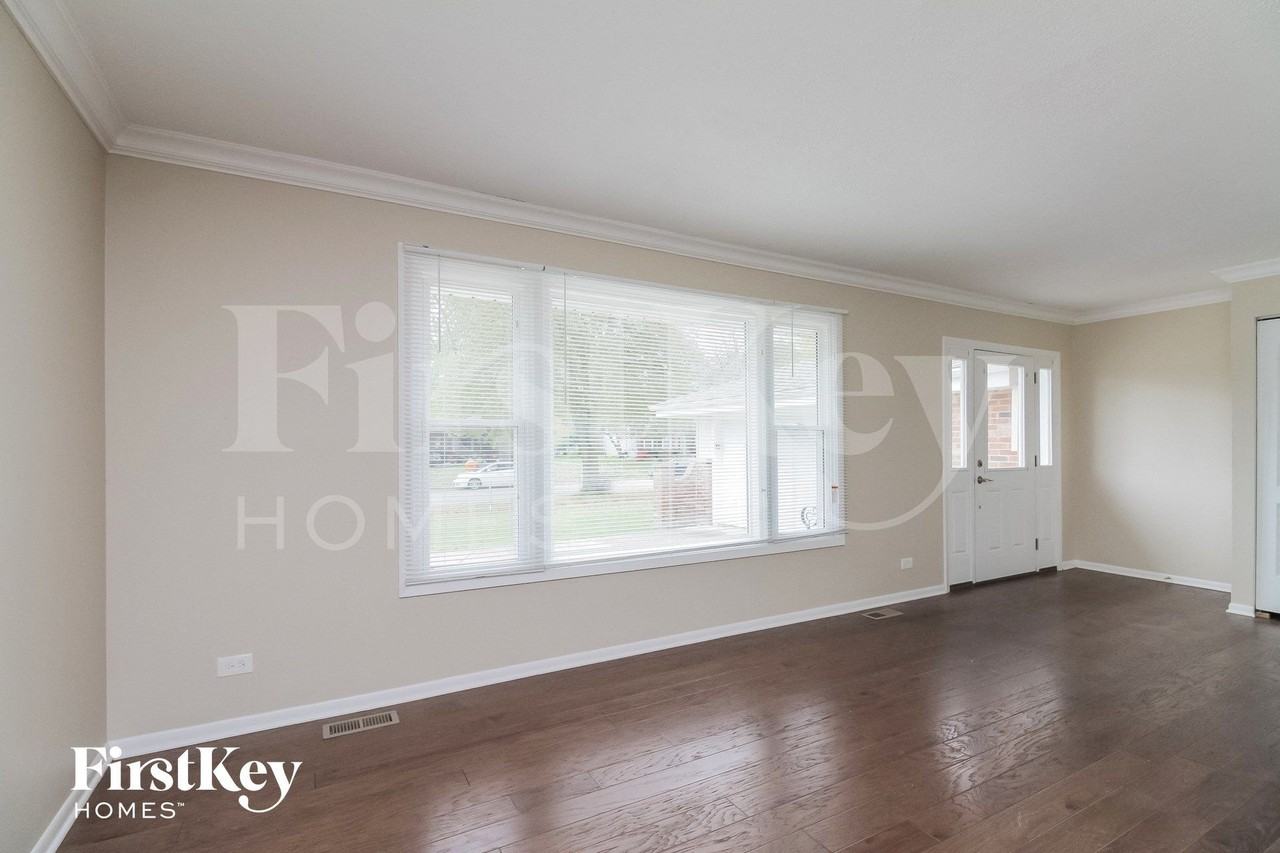 6S124 Lakewood Dr - Photo 2 of 14