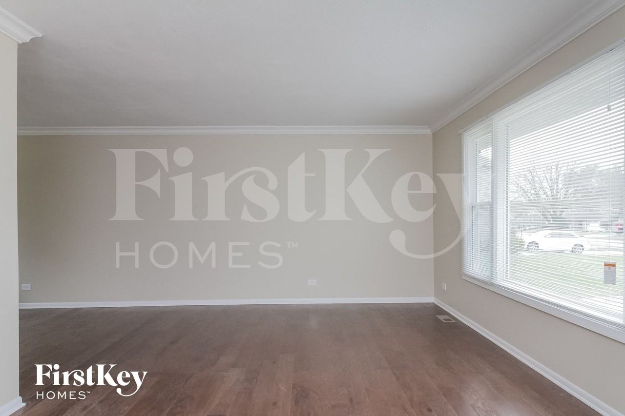 6S124 Lakewood Dr - Photo 3 of 14