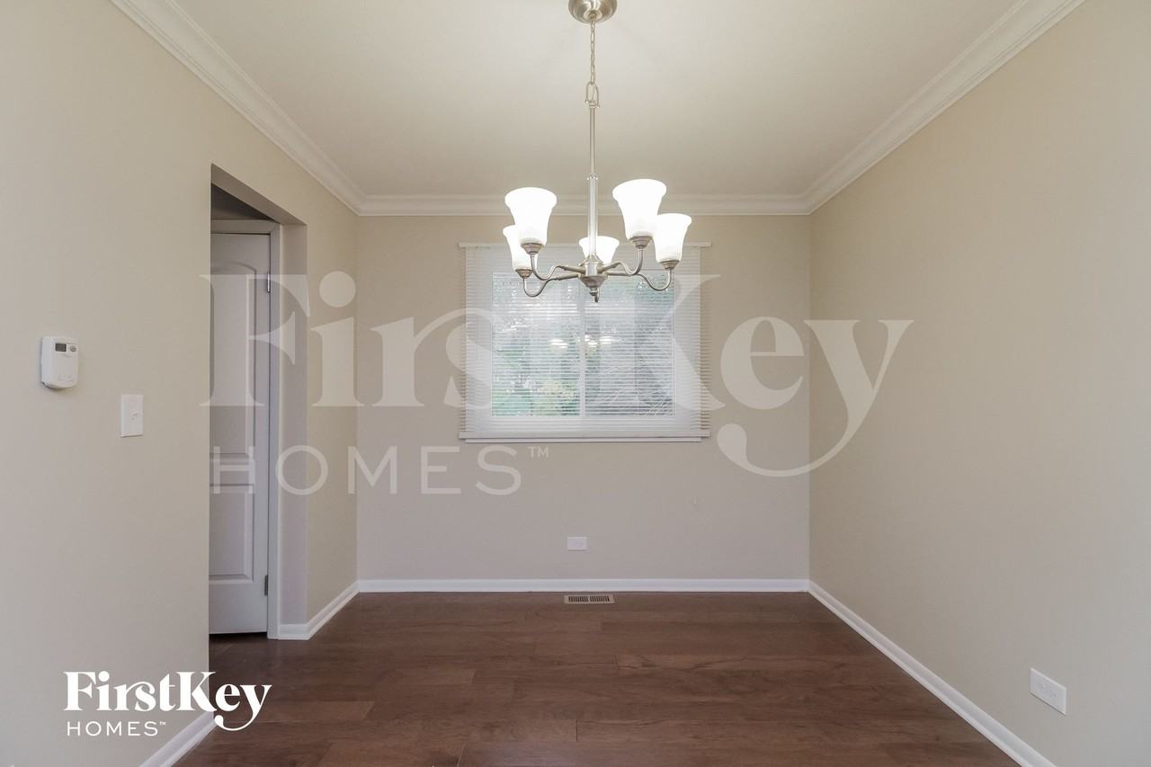 6S124 Lakewood Dr - Photo 4 of 14