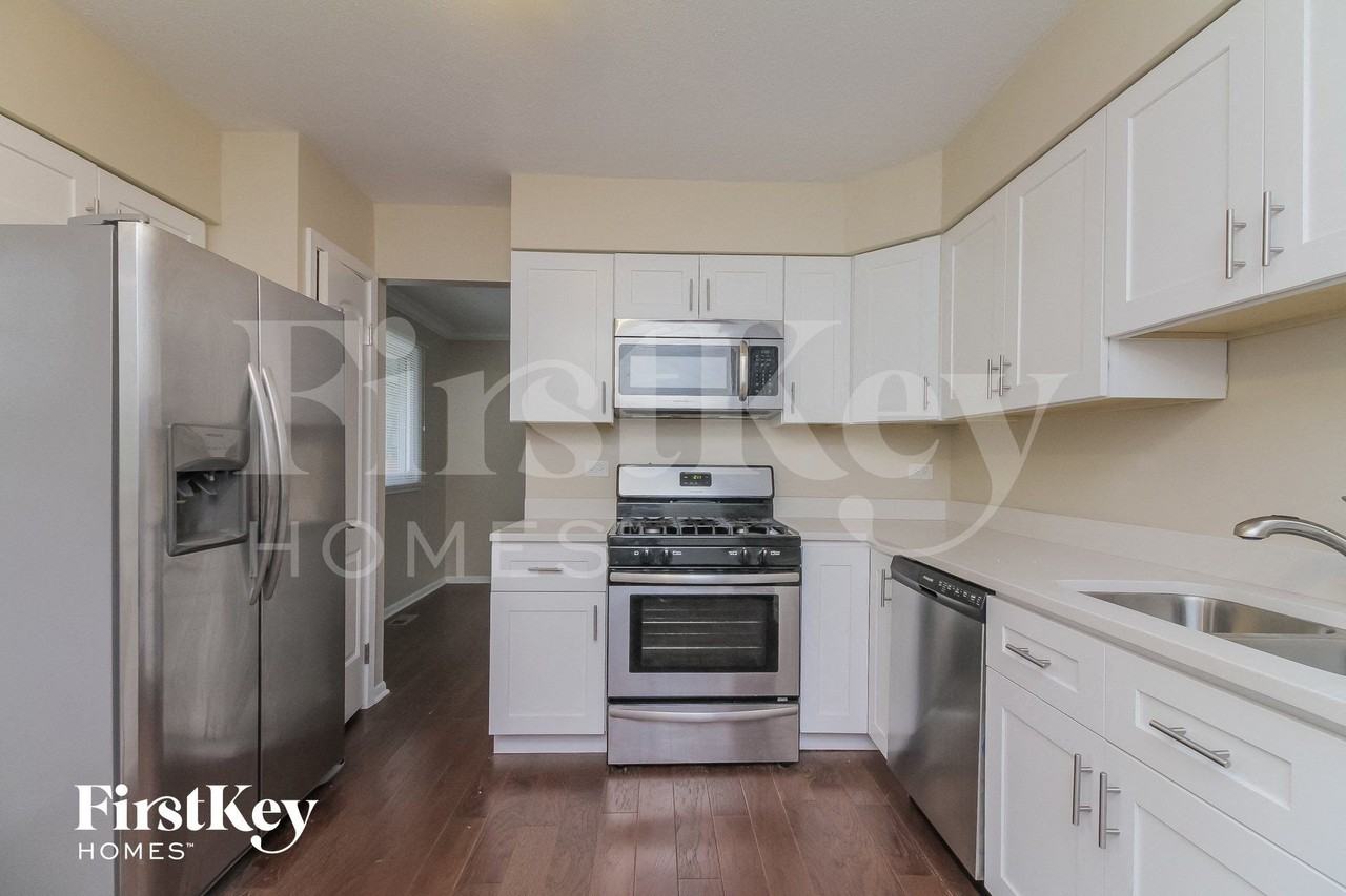 6S124 Lakewood Dr - Photo 6 of 14