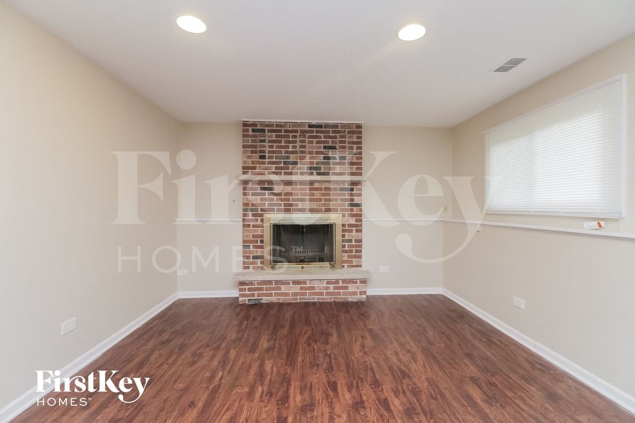 6S124 Lakewood Dr - Photo 7 of 14