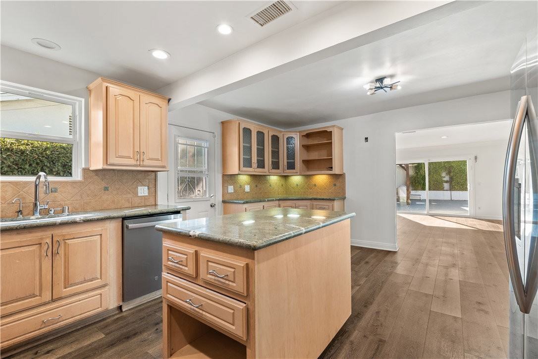 6515 Kenwater Ave - Photo 3 of 8