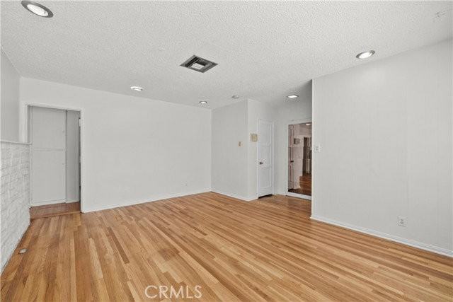 17501 Victory Blvd - Photo 5 of 8