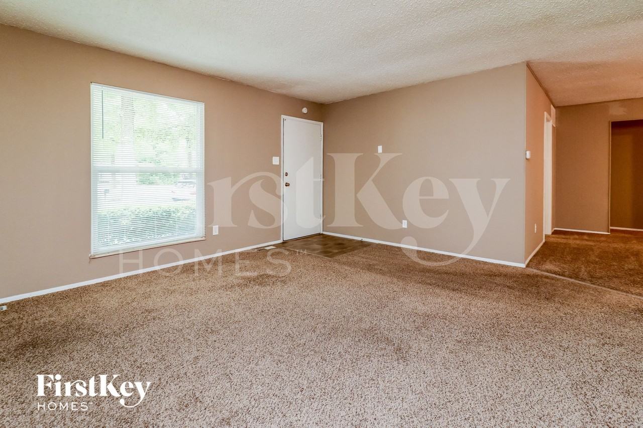 6155 Fox Chase Ct - Photo 3 of 15