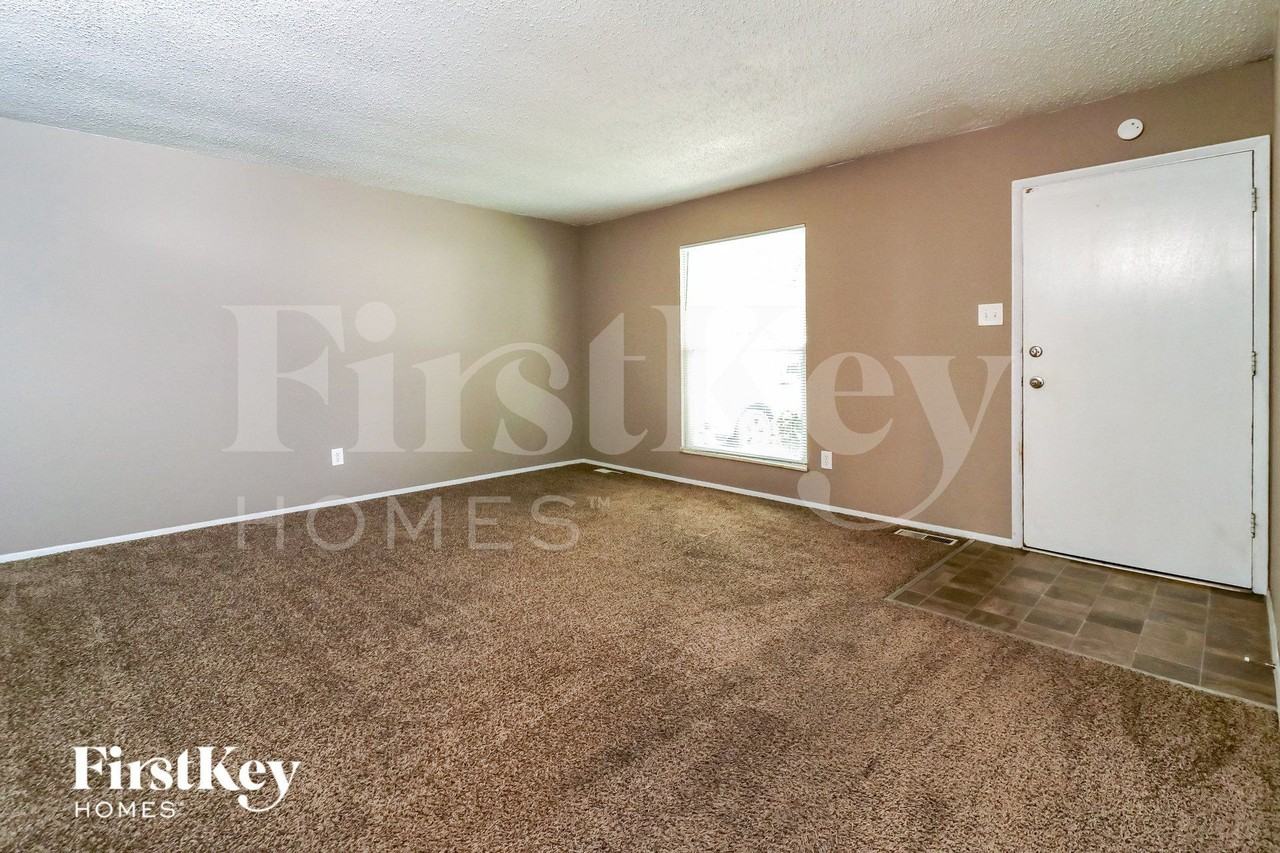 6155 Fox Chase Ct - Photo 4 of 15