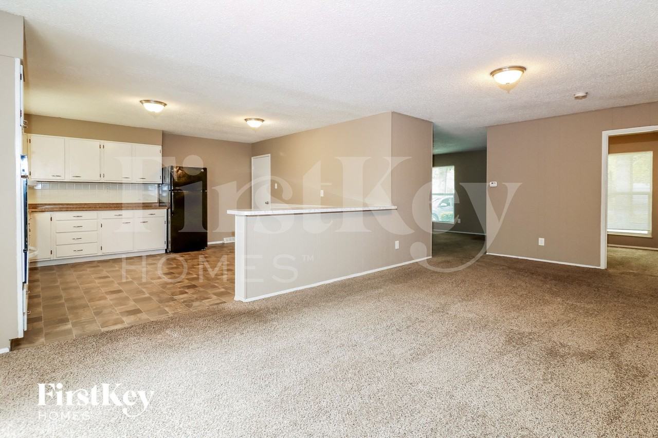 6155 Fox Chase Ct - Photo 6 of 15