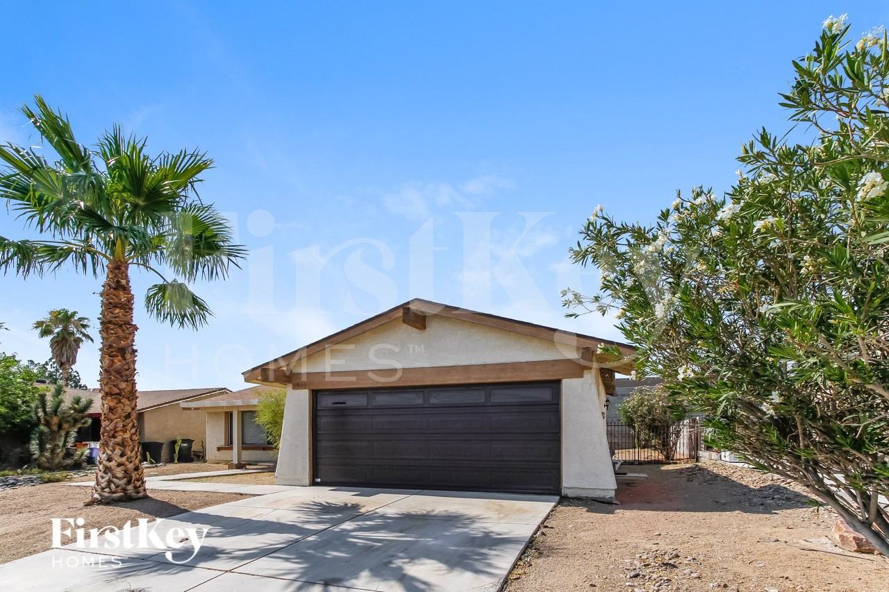 5909 San Fernando Dr - Photo 2 of 15