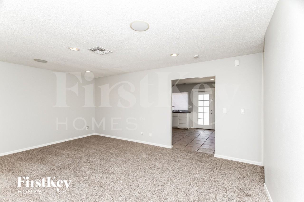5909 San Fernando Dr - Photo 3 of 15