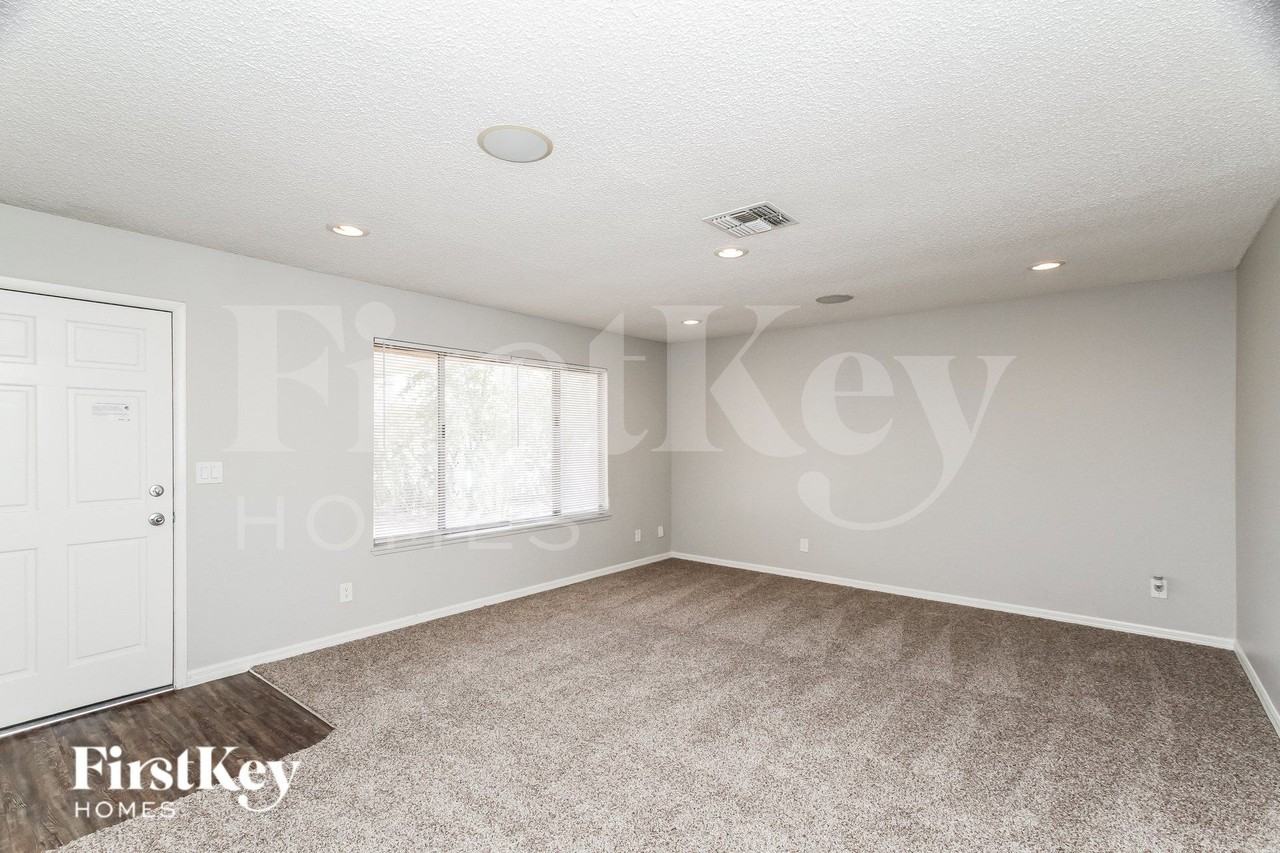 5909 San Fernando Dr - Photo 4 of 15