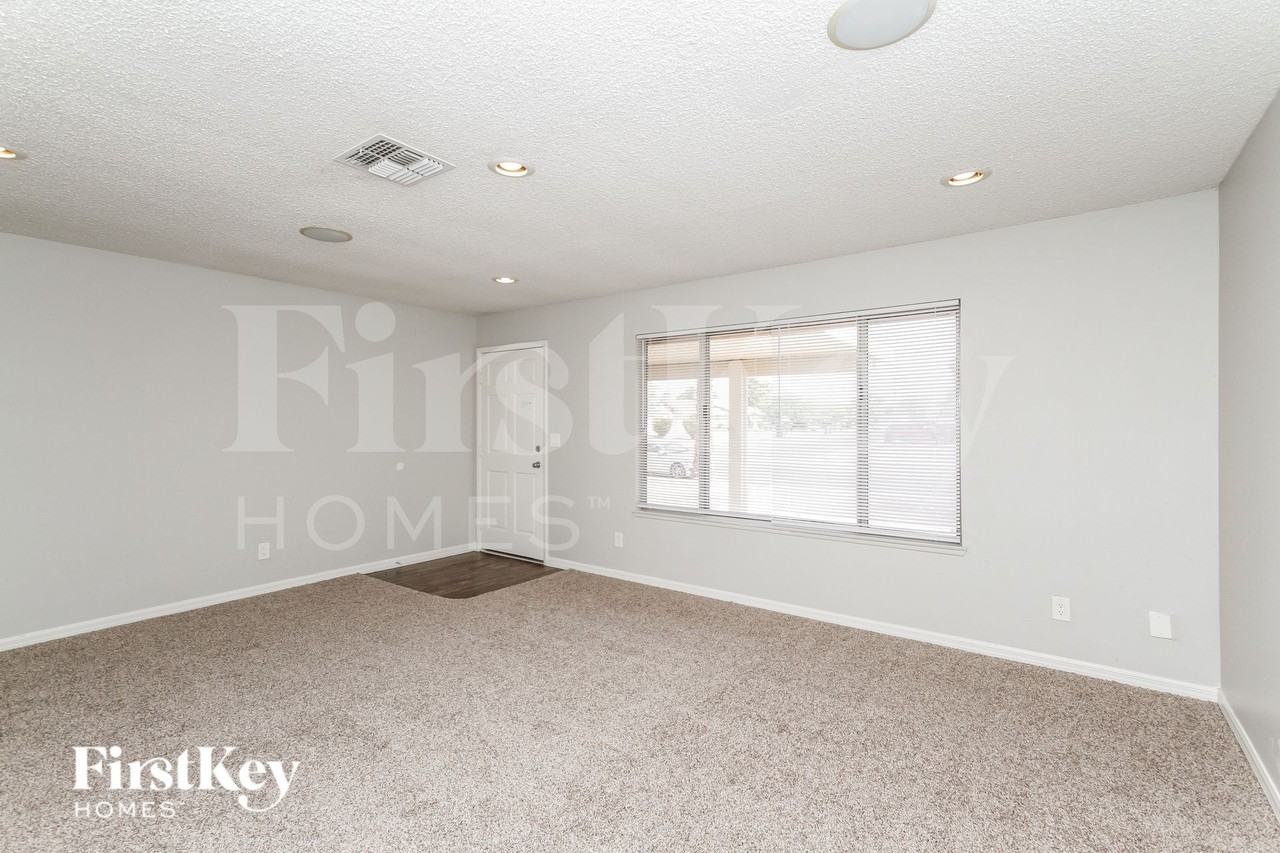 5909 San Fernando Dr - Photo 5 of 15
