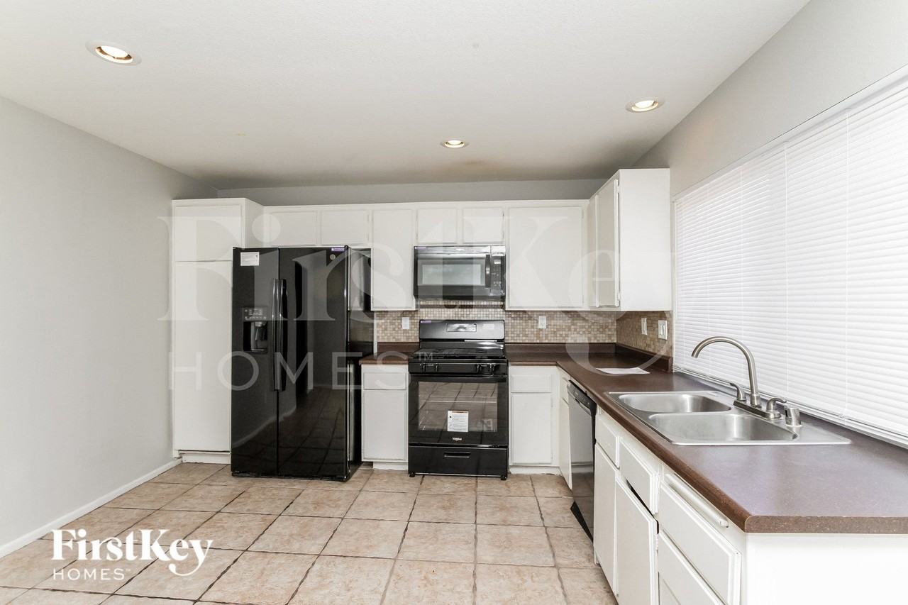 5909 San Fernando Dr - Photo 7 of 15