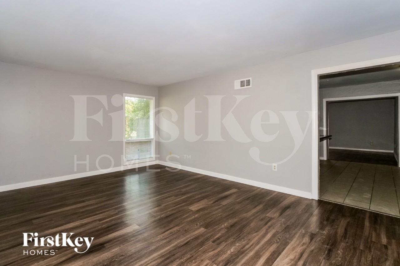 5183 Warfield Dr - Photo 3 of 16