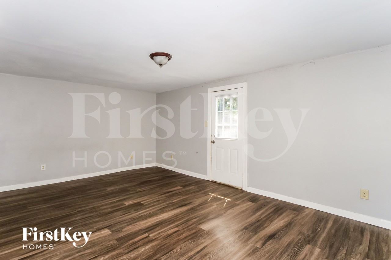 5183 Warfield Dr - Photo 4 of 16
