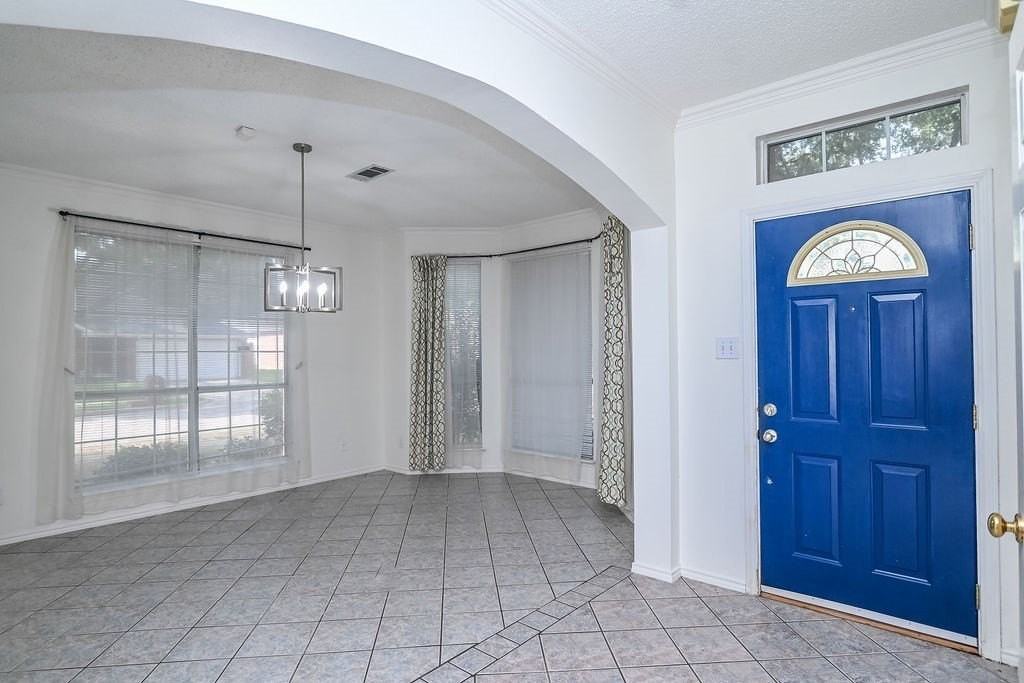 2100 Newport Dr - Photo 3 of 39