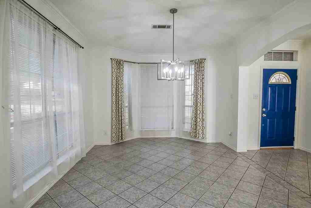 2100 Newport Dr - Photo 4 of 39