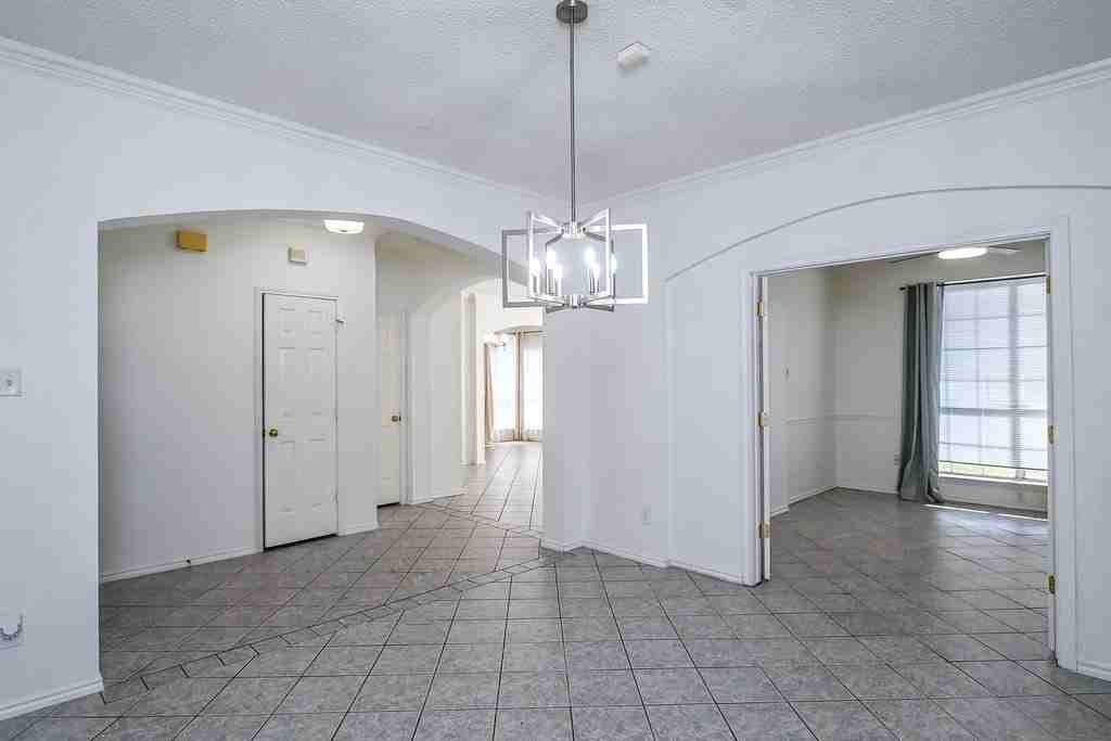 2100 Newport Dr - Photo 5 of 39