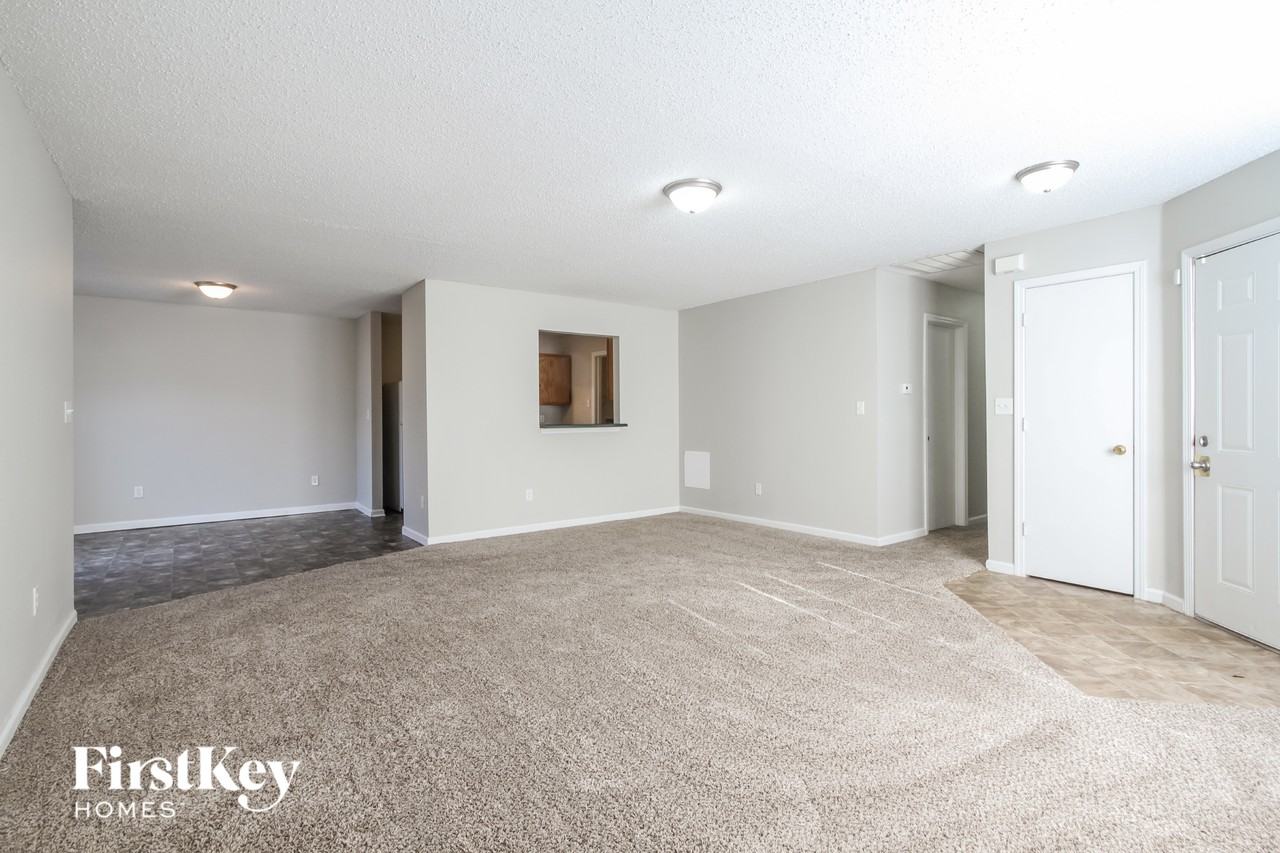 3912 Roundwood Dr - Photo 3 of 15