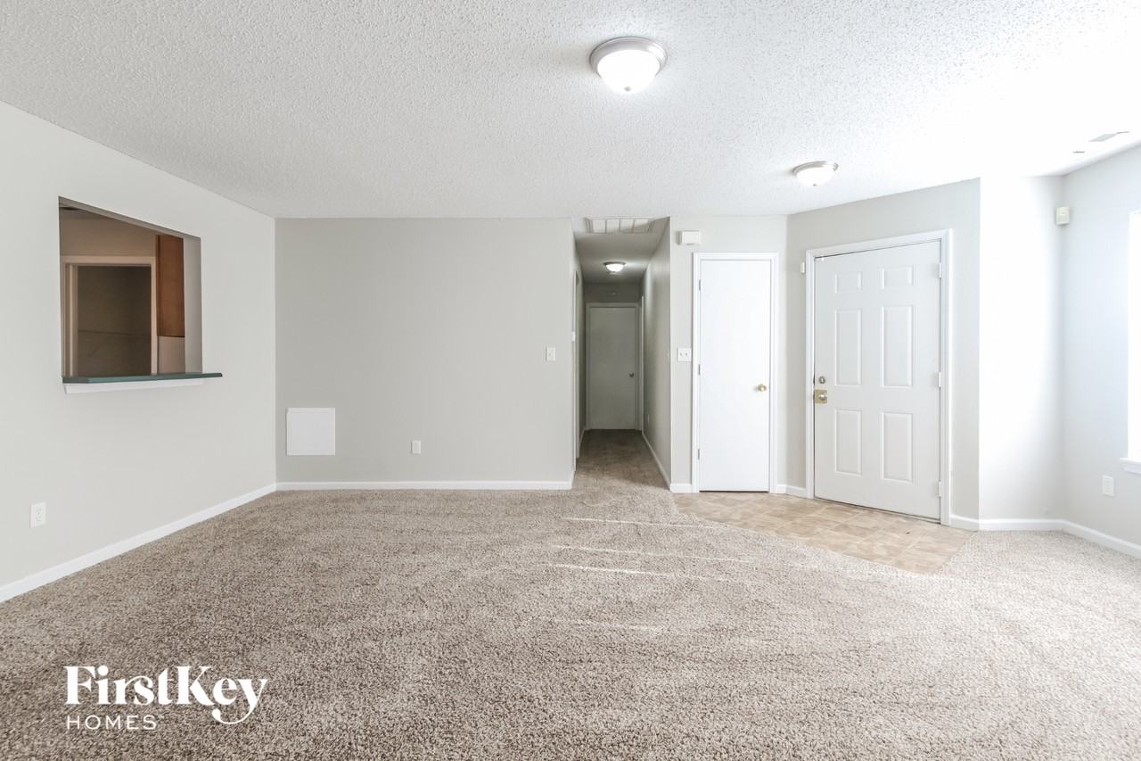 3912 Roundwood Dr - Photo 4 of 15