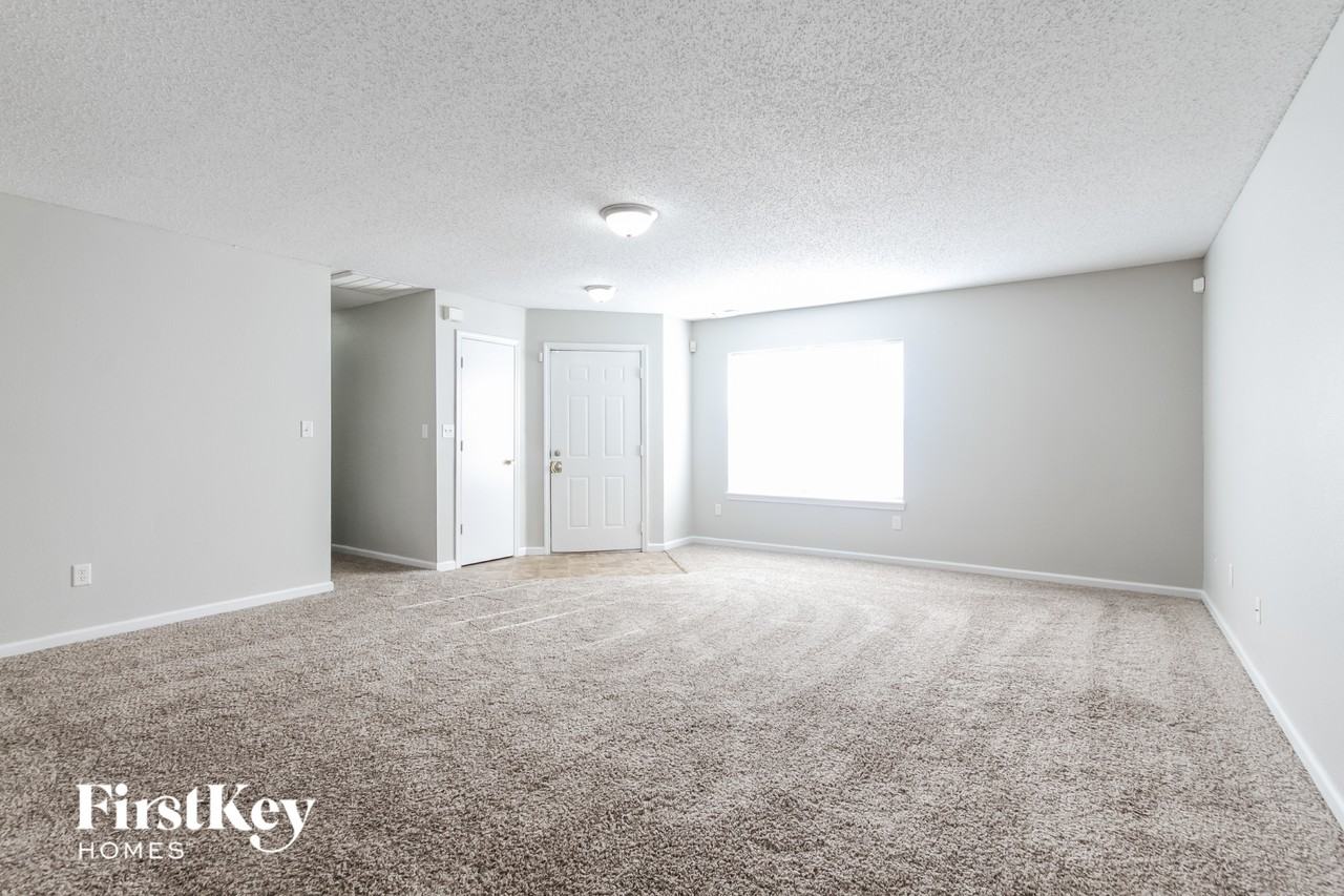 3912 Roundwood Dr - Photo 5 of 15