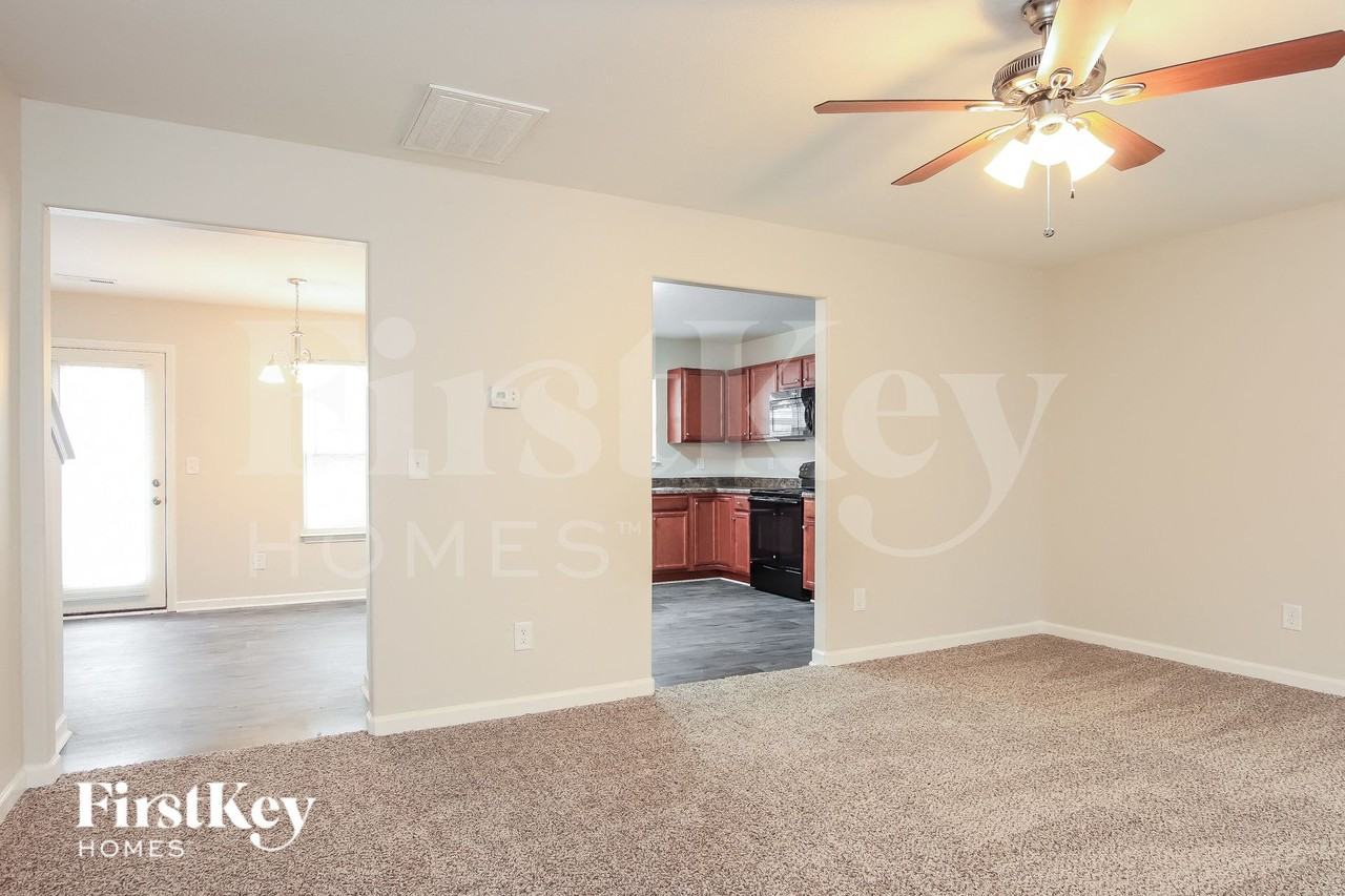 358 Randolph Dr - Photo 4 of 16