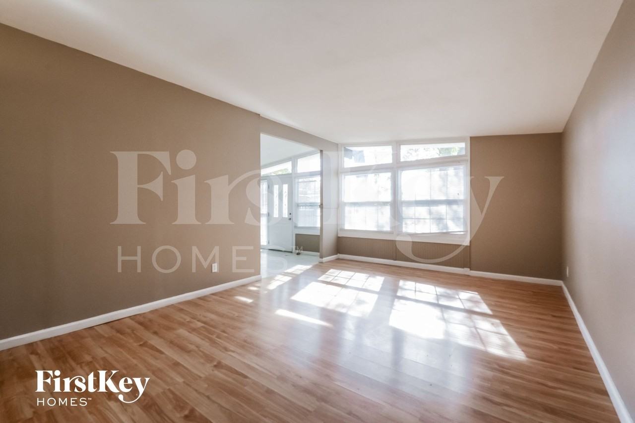 2860 Holiday Hill Dr - Photo 2 of 17
