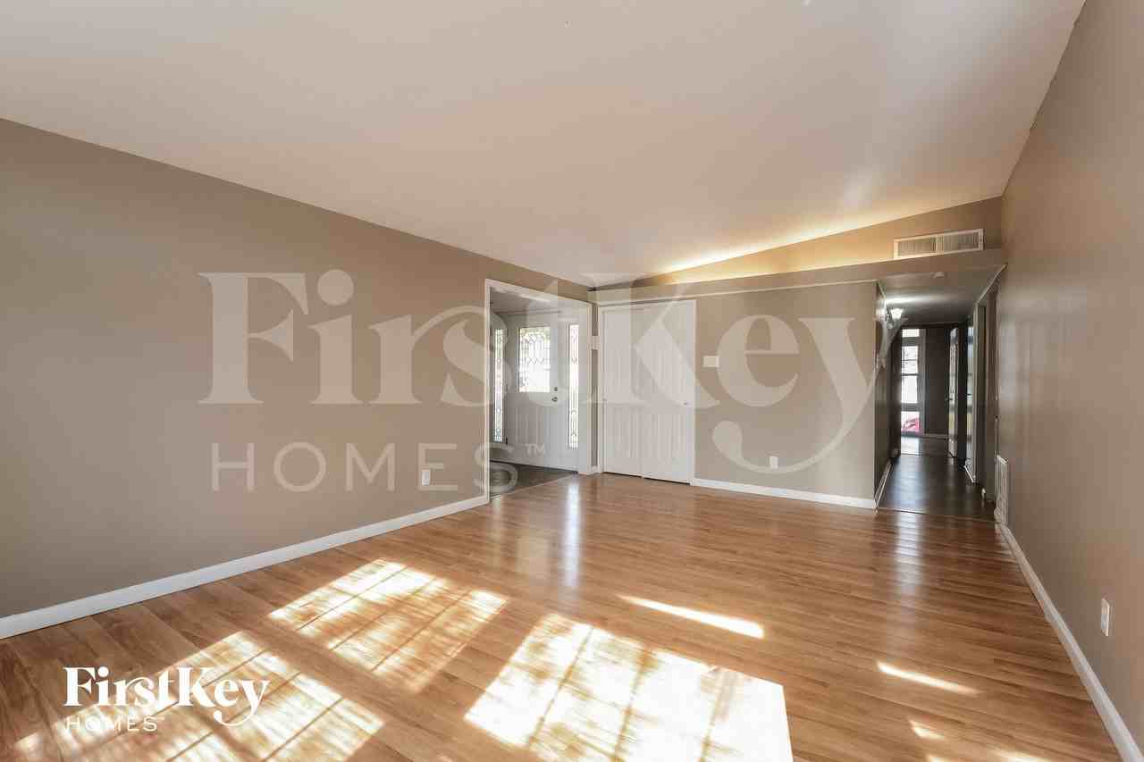 2860 Holiday Hill Dr - Photo 3 of 17