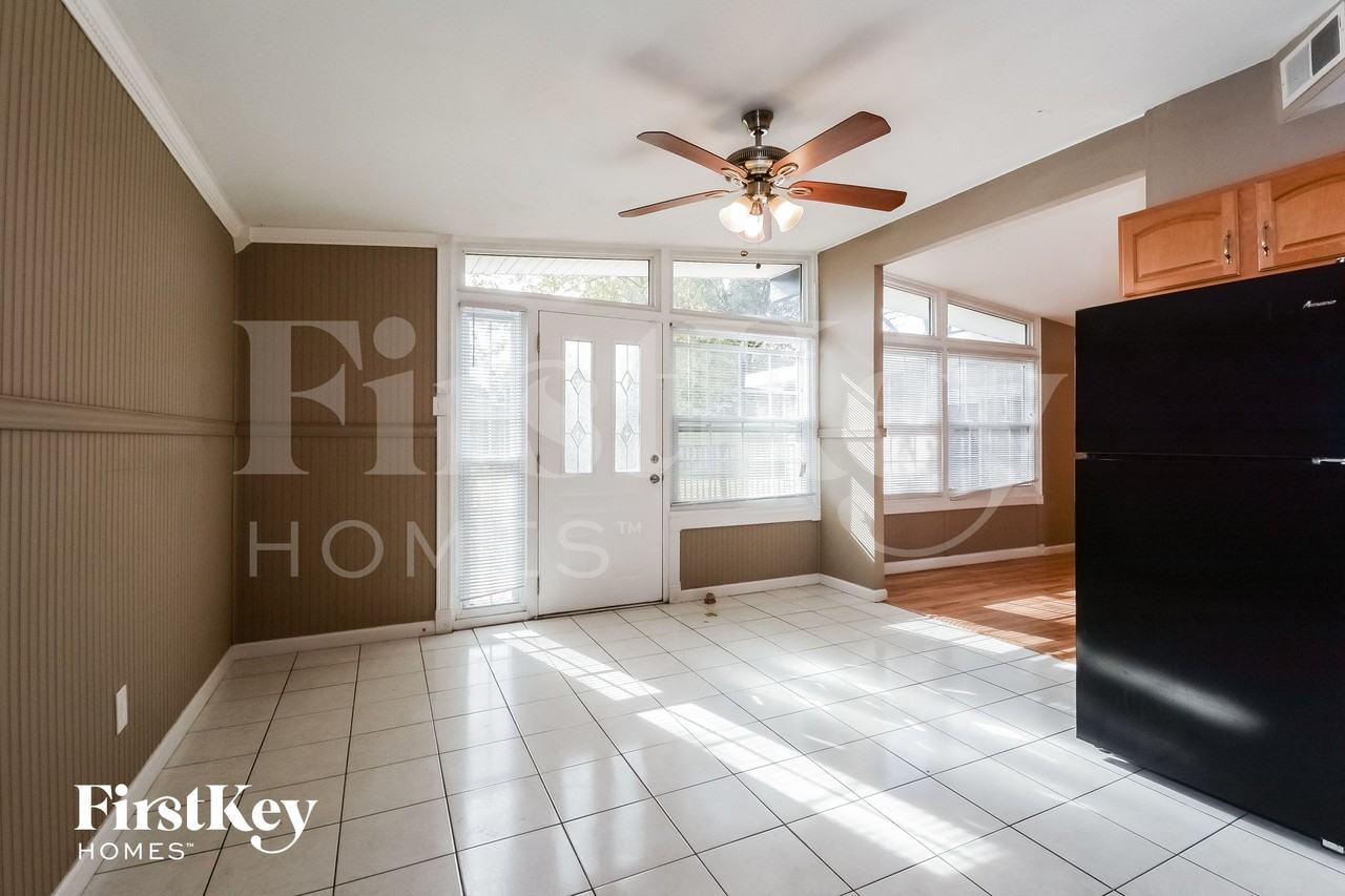 2860 Holiday Hill Dr - Photo 4 of 17
