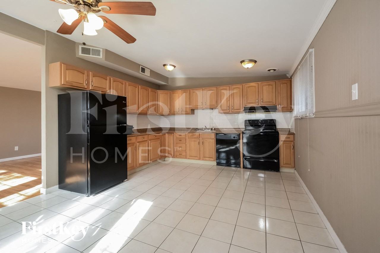 2860 Holiday Hill Dr - Photo 5 of 17